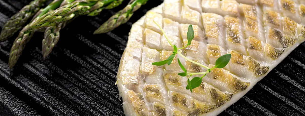 Come non far attaccare il pesce alla piastra: ecco il metodo migliore