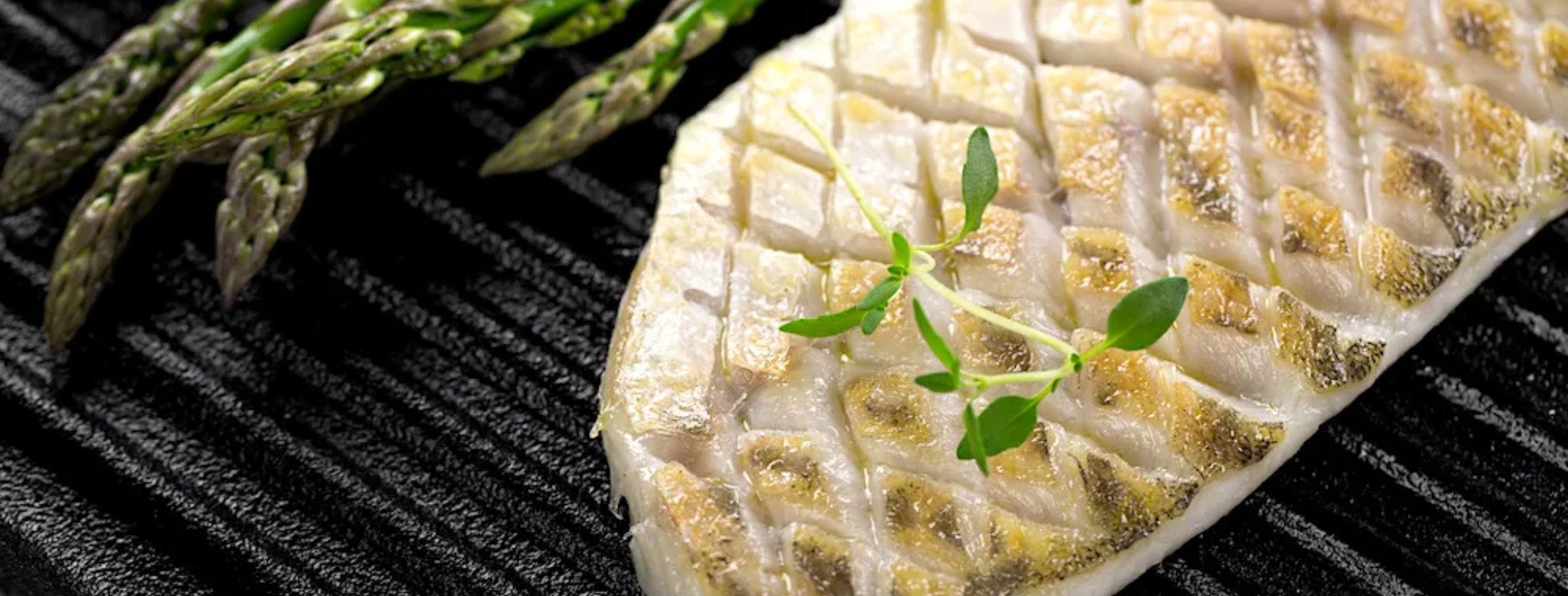 Come non far attaccare il pesce alla piastra: ecco il metodo migliore