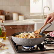 Antihaftbeschichtete, handliche Aluminium-Bratpfanne mit langem Eisengriff, PFOA-frei, kratzfest, praktisch, schnelles Kochen, hergestellt in Italien